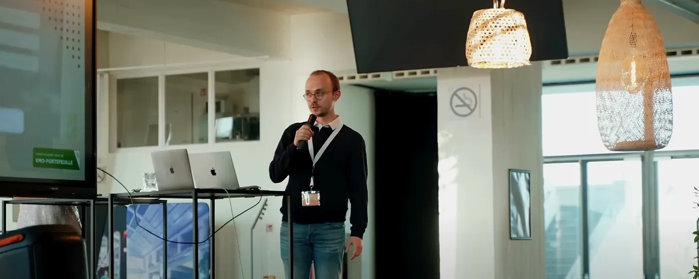 Arthur van Safebyte geeft een cybersecurity presentatie voor een bedrijfspubliek