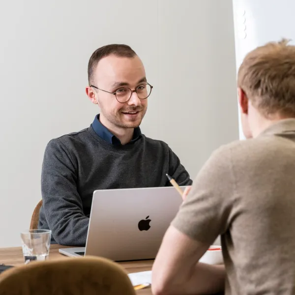 Safebyte specialist in gesprek met een klant