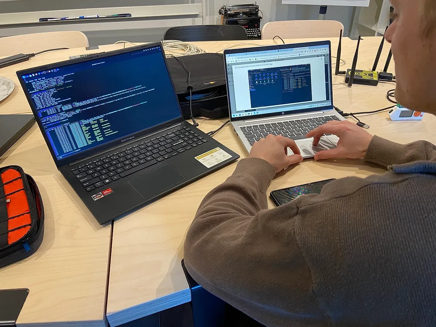 Safebyte-specialist voert een netwerkscan uit tijdens een penetratietest, met scanoutput op het scherm en testhardware op tafel