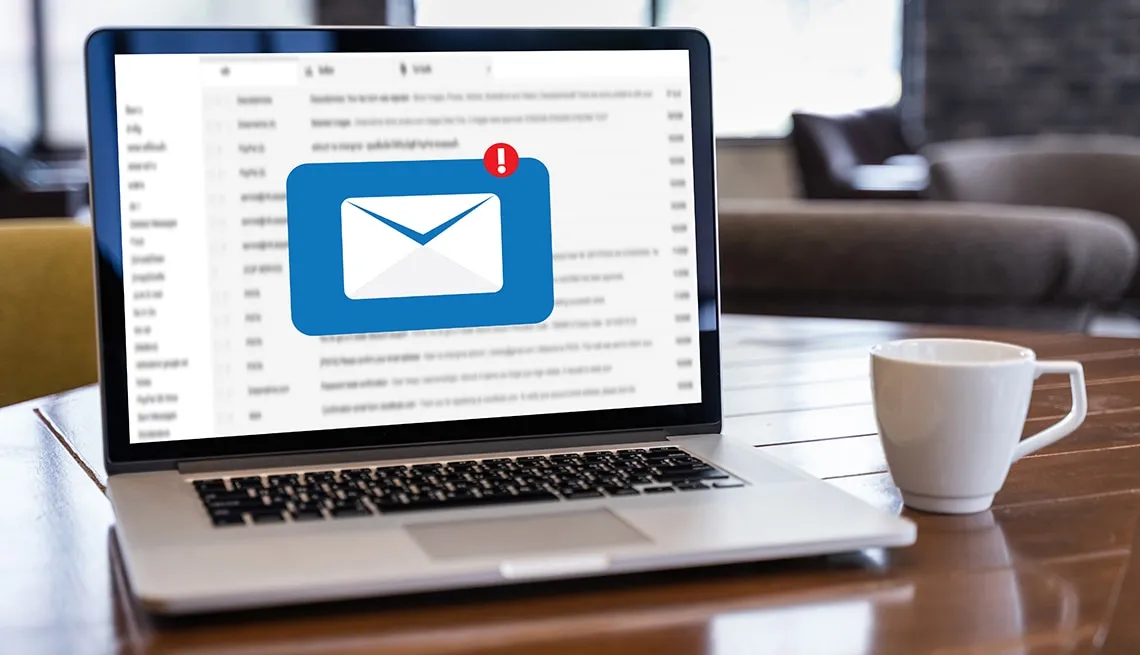 Laptop met een geopende mailbox waarin een verdacht bericht met waarschuwing binnenkomt