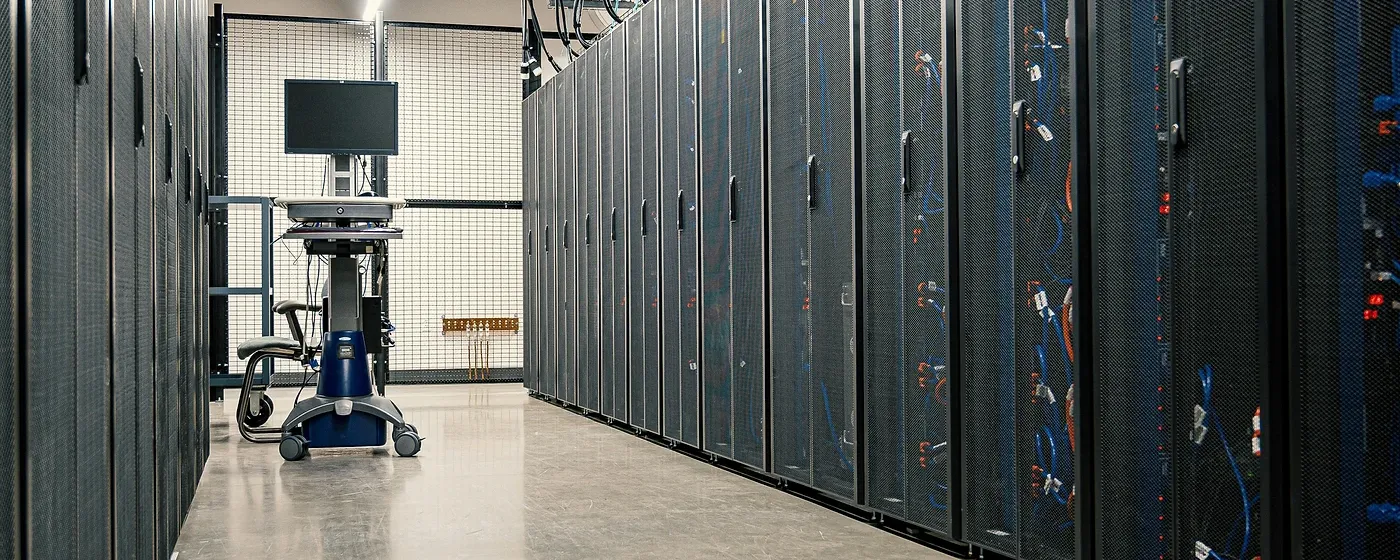 Serverruimte met rijen serverkasten in een modern datacenter