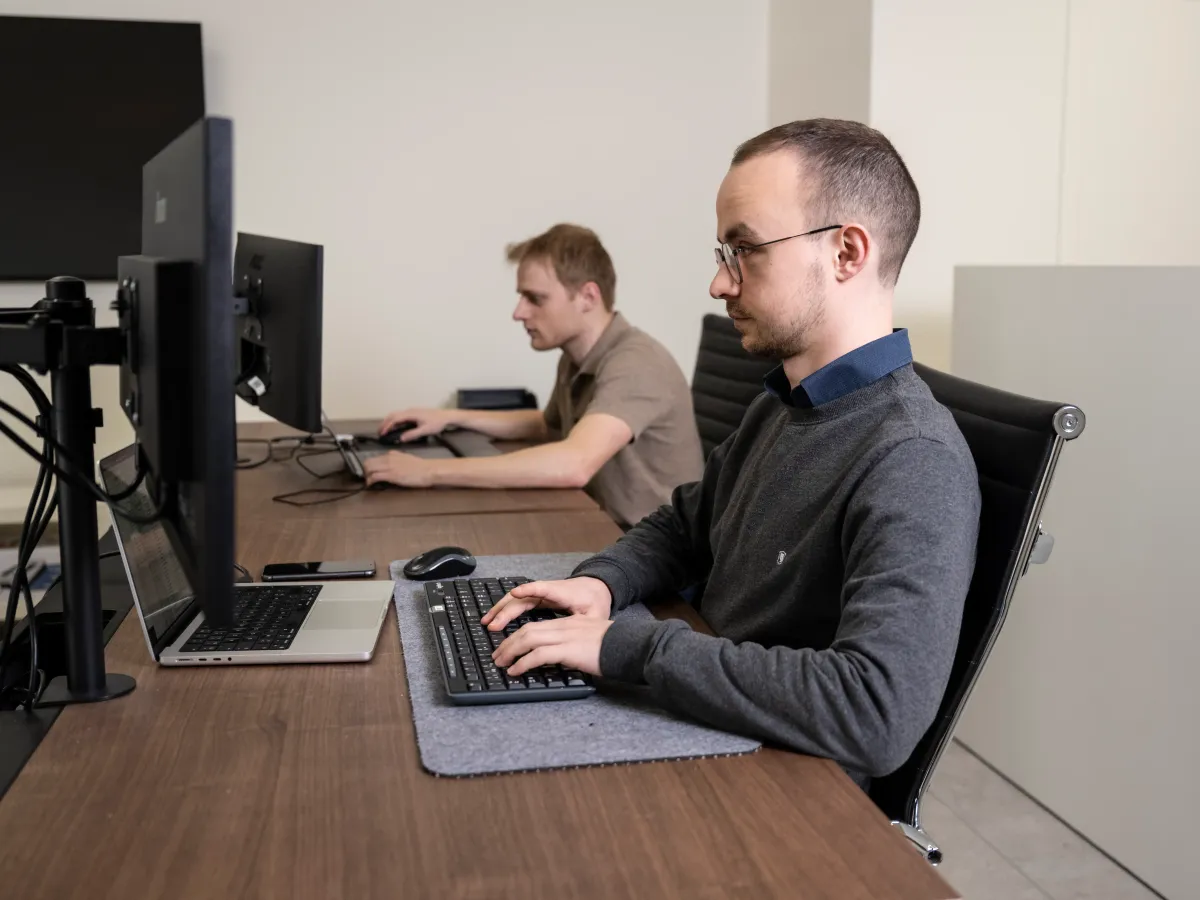 Safebyte security-specialisten aan het werk op het kantoor