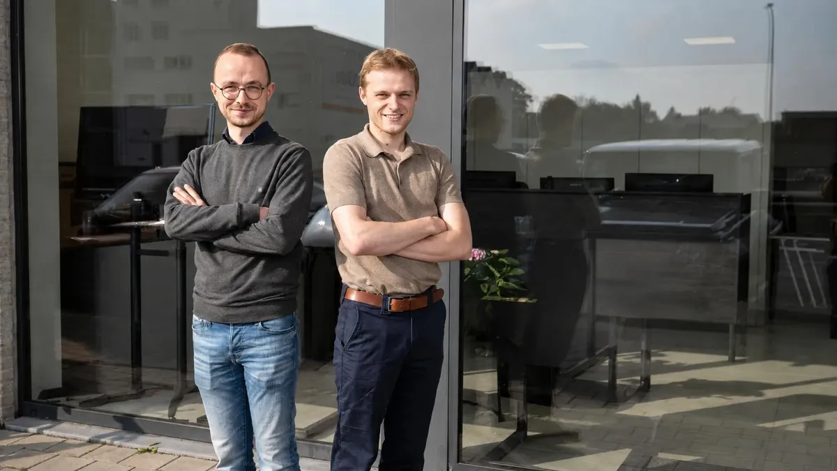 Het team van Safebyte voor het kantoor in Ieper