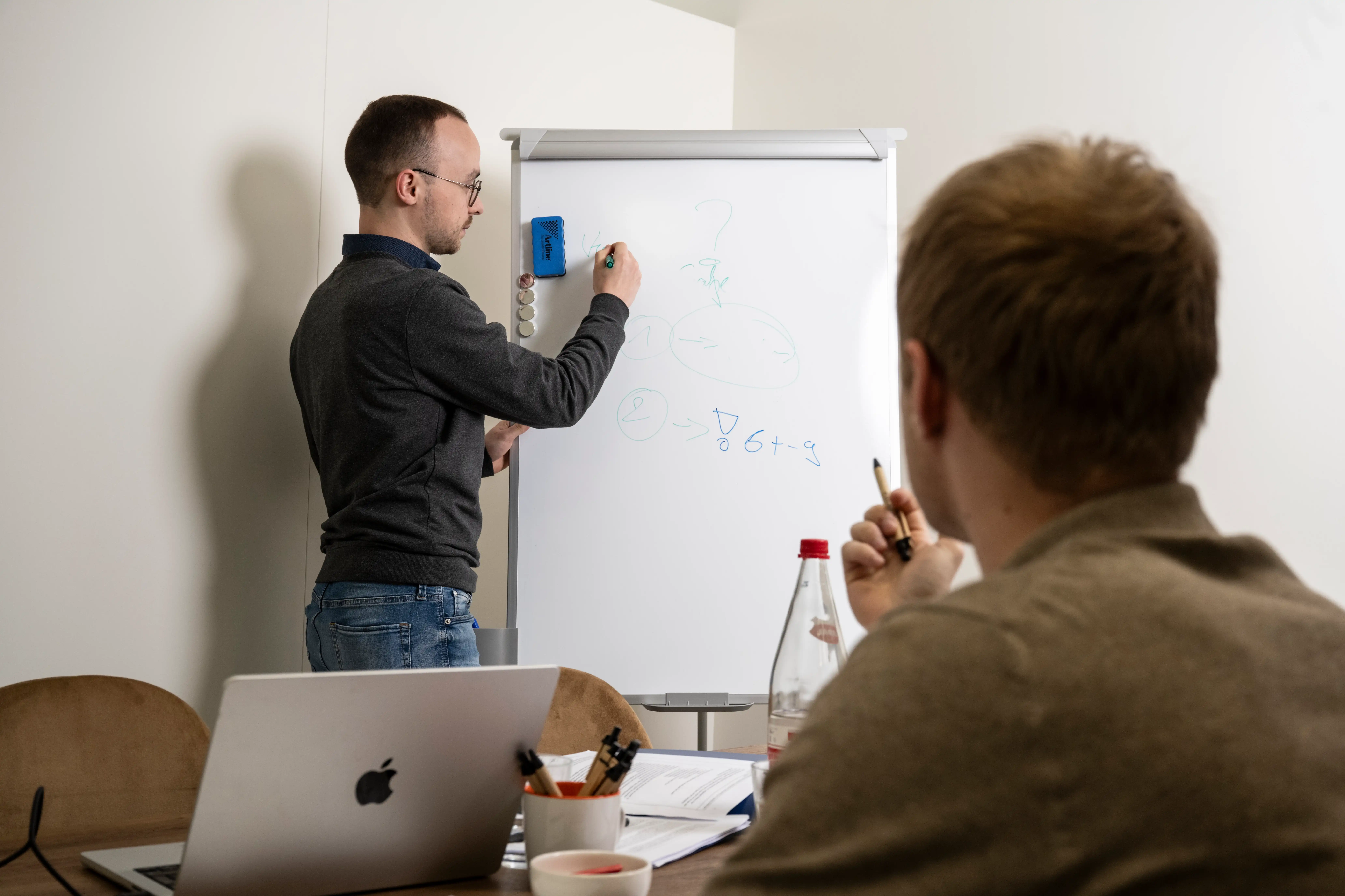 Safebyte-trainer legt aan medewerkers uit hoe ze phishing kunnen herkennen