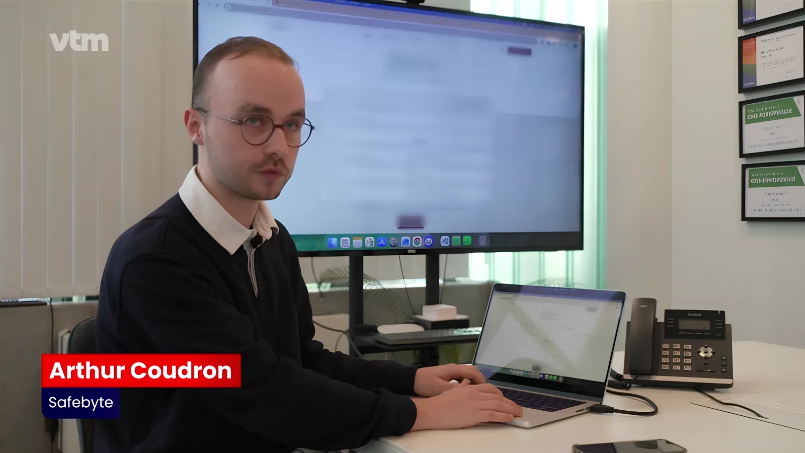 Safebyte co-founder Arthur Coudron licht het Peppol-lek toe op VTM Nieuws