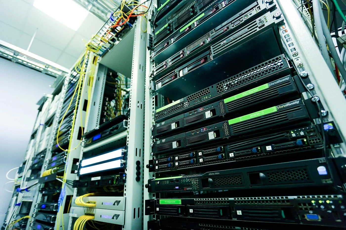Serverrack met kabels in een datacenter, illustratie van cloudinfrastructuur en beveiligingsinstellingen