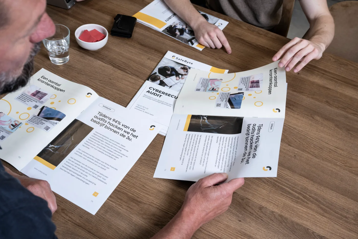 Safebyte-consultant overloopt een NIS2 compliance rapport met een klant